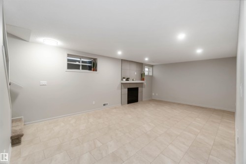 1034 Carter Crest Road, Edmonton, AB - Indoor Photo Showing Other Room