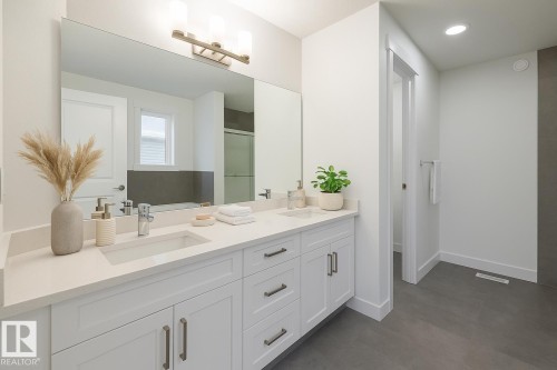 7805 Kipnes Link, Edmonton, AB - Indoor Photo Showing Bathroom