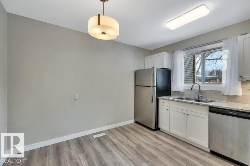 116 Kaskitayo Crest, Edmonton, AB - Indoor Photo Showing Kitchen With Double Sink