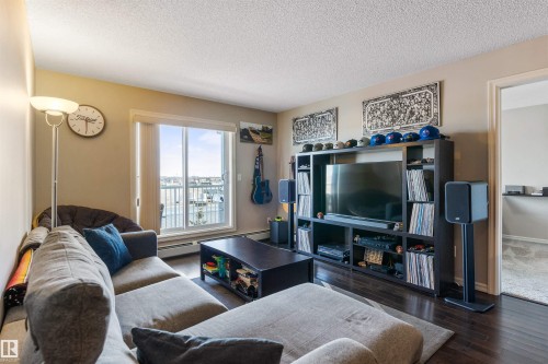 403 2204 44 Avenue, Edmonton, AB - Indoor Photo Showing Living Room