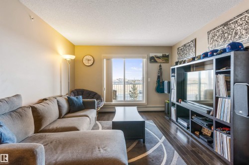 403 2204 44 Avenue, Edmonton, AB - Indoor Photo Showing Living Room