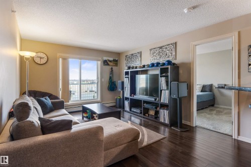 403 2204 44 Avenue, Edmonton, AB - Indoor Photo Showing Living Room