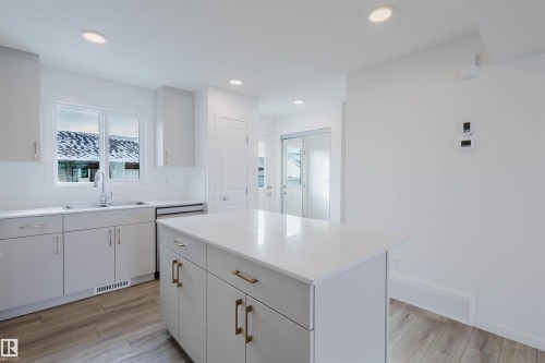 2 1237 Keswick Drive, Edmonton, AB - Indoor Photo Showing Kitchen