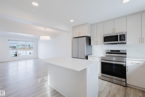 2 1237 Keswick Drive, Edmonton, AB - Indoor Photo Showing Kitchen