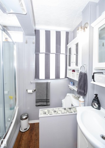 9819 106 Street, Westlock, AB - Indoor Photo Showing Bathroom
