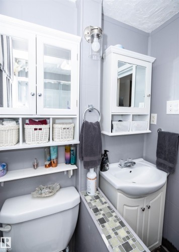 9819 106 Street, Westlock, AB - Indoor Photo Showing Bathroom