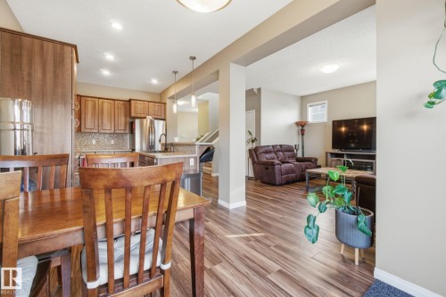 Dining space featuring light wood-style flooring and baseboards - 3087 Arthurs Crescent, Edmonton, AB - Indoor