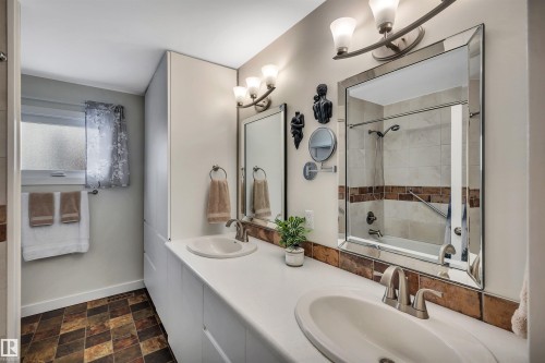 7811 134B Avenue, Edmonton, AB - Indoor Photo Showing Bathroom