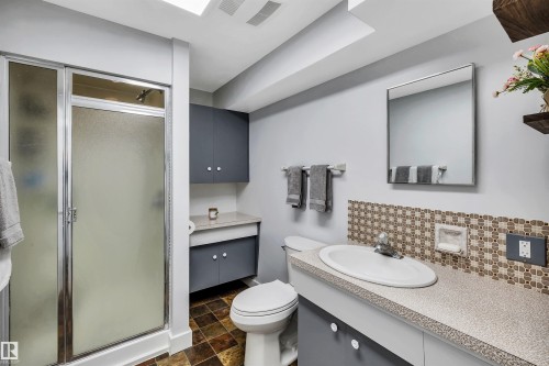 7811 134B Avenue, Edmonton, AB - Indoor Photo Showing Bathroom