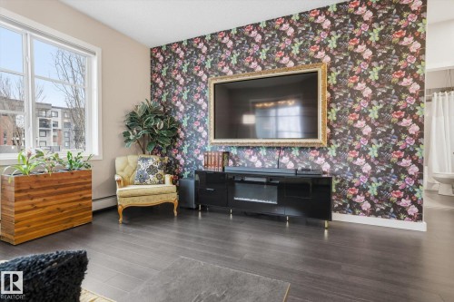 120 1144 Adamson Drive, Edmonton, AB - Indoor Photo Showing Living Room