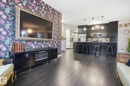 120 1144 Adamson Drive, Edmonton, AB - Indoor Photo Showing Living Room