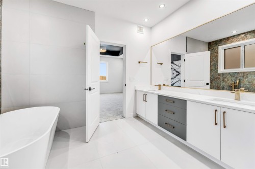 21 Trill Point(E), Spruce Grove, AB - Indoor Photo Showing Bathroom