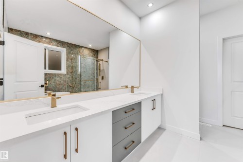 21 Trill Point(E), Spruce Grove, AB - Indoor Photo Showing Bathroom