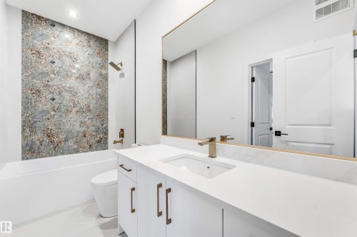 21 Trill Point(E), Spruce Grove, AB - Indoor Photo Showing Bathroom