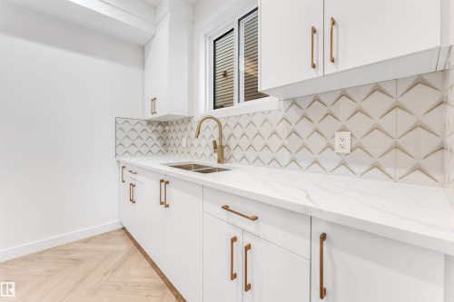 21 Trill Point(E), Spruce Grove, AB - Indoor Photo Showing Kitchen With Double Sink