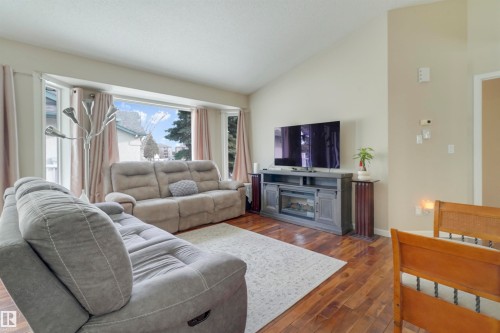13 9420 172 Street, Edmonton, AB - Indoor Photo Showing Living Room