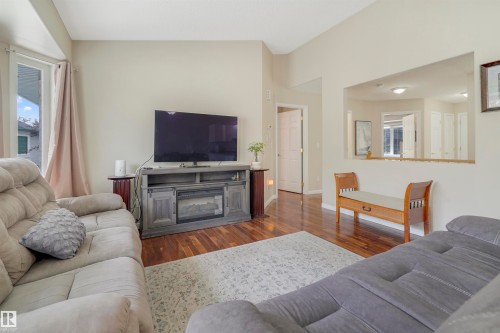 13 9420 172 Street, Edmonton, AB - Indoor Photo Showing Living Room