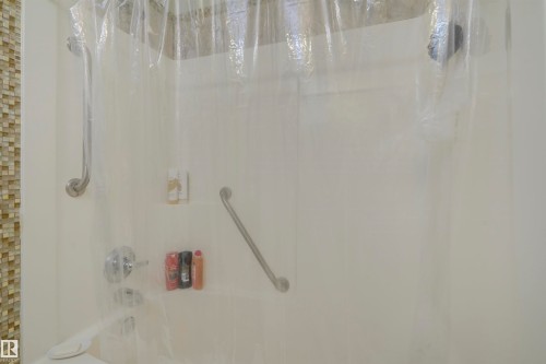 13 9420 172 Street, Edmonton, AB - Indoor Photo Showing Bathroom