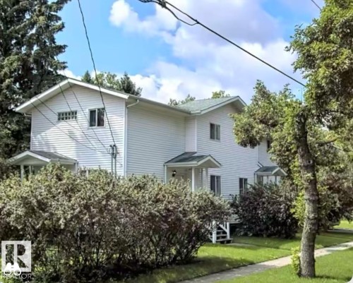 View of front of home featuring a front yard - 9515B 120 Avenue, Edmonton, AB - Outdoor