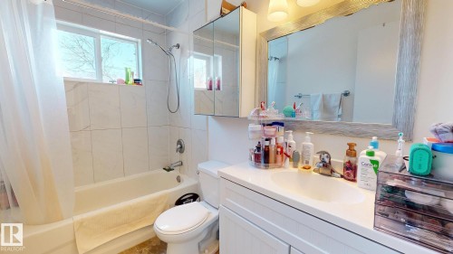 9515B 120 Avenue, Edmonton, AB - Indoor Photo Showing Bathroom