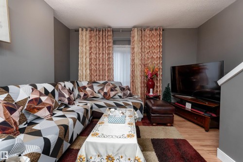 37 13003 132 Avenue, Edmonton, AB - Indoor Photo Showing Living Room