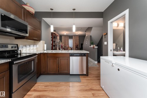 37 13003 132 Avenue, Edmonton, AB - Indoor Photo Showing Kitchen
