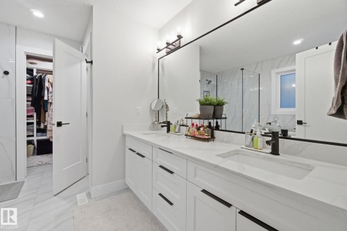 9831 223 Street, Edmonton, AB - Indoor Photo Showing Bathroom