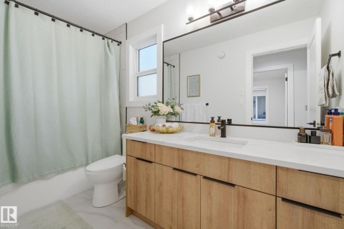 9831 223 Street, Edmonton, AB - Indoor Photo Showing Bathroom