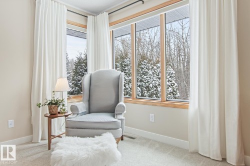 Living area featuring carpet flooring and baseboards - 121 Weaver Drive, Edmonton, AB - Indoor