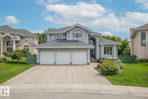 Traditional home with stucco siding, an attached garage, roof with shingles, and concrete driveway - 121 Weaver Drive, Edmonton, AB - Outdoor With Facade