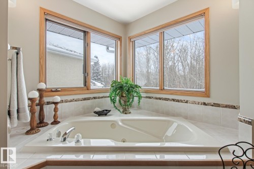 Full bath featuring a jetted tub - 121 Weaver Drive, Edmonton, AB - Indoor Photo Showing Bathroom
