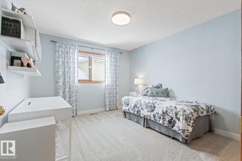 Bedroom featuring light carpet and a textured ceiling - 121 Weaver Drive, Edmonton, AB - Indoor Photo Showing Bedroom