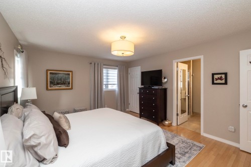 Bedroom featuring light wood-style floors and a textured ceiling - 932 110A Street, Edmonton, AB - Indoor Photo Showing Bedroom