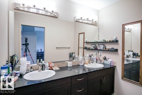 Full bathroom featuring double vanity - 1426 25 Avenue Nw, Edmonton, AB - Indoor Photo Showing Bathroom