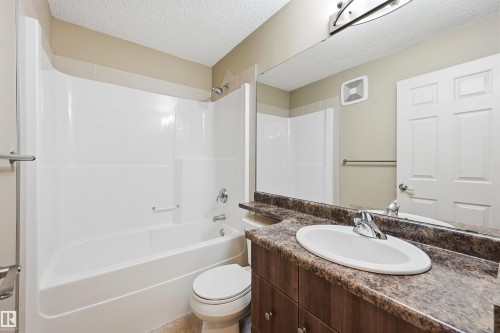6833 Cardinal Link, Edmonton, AB - Indoor Photo Showing Bathroom