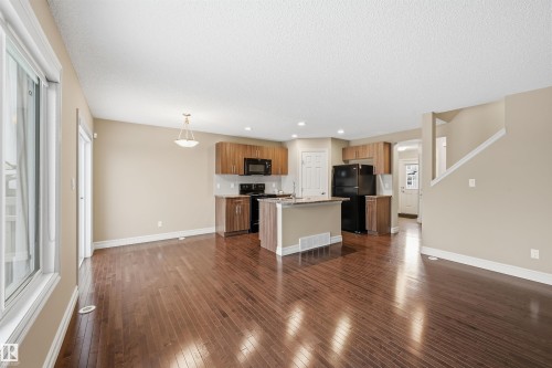 6833 Cardinal Link, Edmonton, AB - Indoor Photo Showing Kitchen