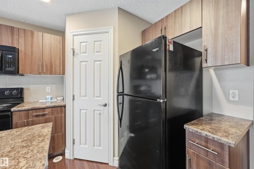 6833 Cardinal Link, Edmonton, AB - Indoor Photo Showing Kitchen