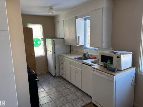 12303 131 Street Nw, Edmonton, AB - Indoor Photo Showing Kitchen