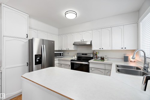 5 Groat Drive, Spruce Grove, AB - Indoor Photo Showing Kitchen With Double Sink