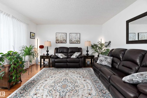 5 Groat Drive, Spruce Grove, AB - Indoor Photo Showing Living Room