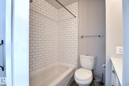 10410 28A Avenue, Edmonton, AB - Indoor Photo Showing Bathroom