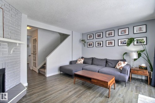 10410 28A Avenue, Edmonton, AB - Indoor Photo Showing Living Room