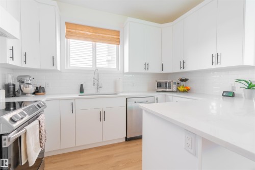 7431 181 Avenue, Edmonton, AB - Indoor Photo Showing Kitchen