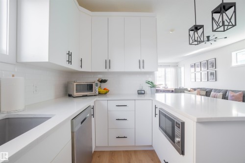 7431 181 Avenue, Edmonton, AB - Indoor Photo Showing Kitchen