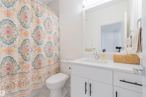 7431 181 Avenue, Edmonton, AB - Indoor Photo Showing Bathroom