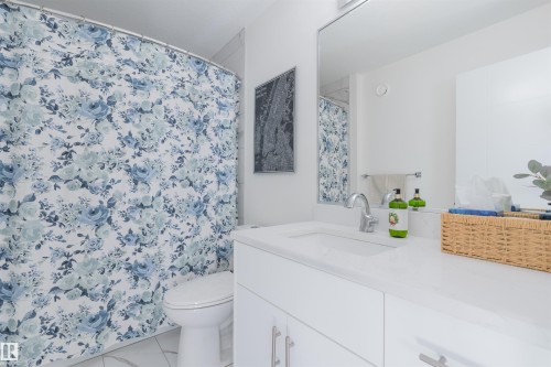 7431 181 Avenue, Edmonton, AB - Indoor Photo Showing Bathroom