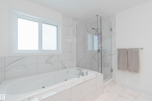7431 181 Avenue, Edmonton, AB - Indoor Photo Showing Bathroom