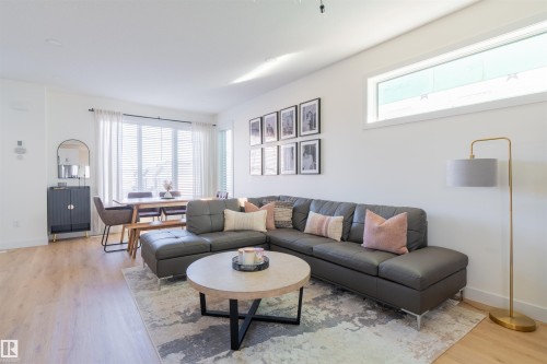 7431 181 Avenue, Edmonton, AB - Indoor Photo Showing Living Room