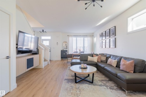 7431 181 Avenue, Edmonton, AB - Indoor Photo Showing Living Room