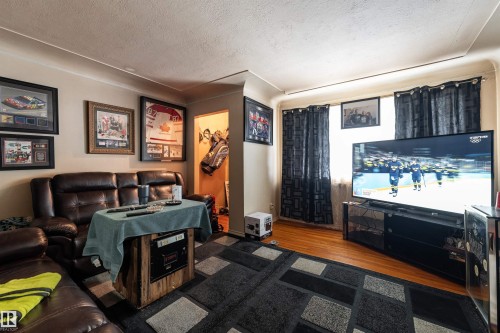 12202 49 Street, Edmonton, AB - Indoor